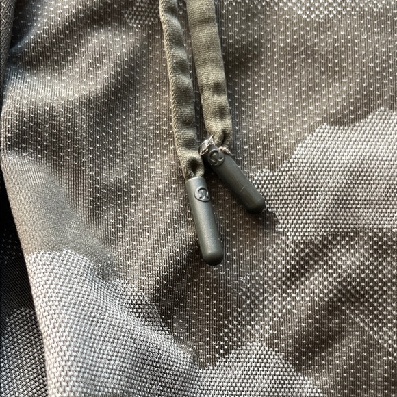 ❌NOT FOR SALE ❌Lululemon Green Camouflage Linerless Shorts - Picture 5 of 6